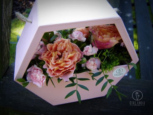 Flowerbox z różowych kwiatów mieszanych 2