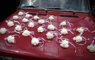 dekoracja auta na ślub girlanda