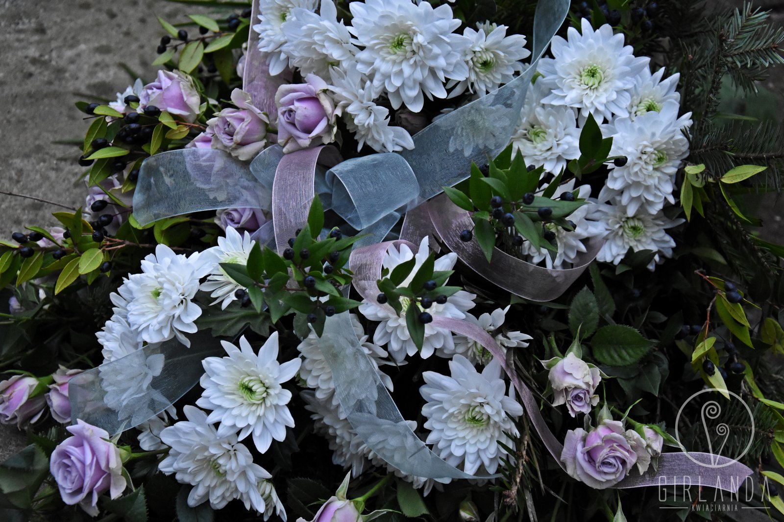 Wiązanka pogrzebowa w jasnych kolorach z kwiaciarni internetowej Girlanda