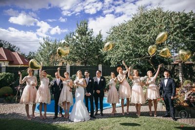 Grupa osób z kwiatami od Girlanda Białystok