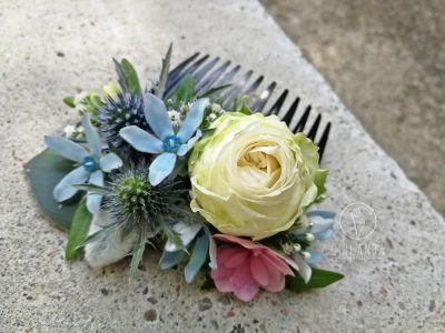 Grzebyk kwiatowy na wiele okazji na tle marmuru Białystok