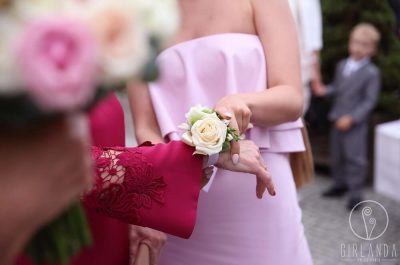 Kwiatowe wyróżnienie rodziców w dniu ślubu przez Młodych Białystok