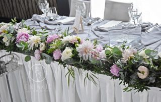 Dekoracja stołu panny młodej kwiaciarni Girlanda