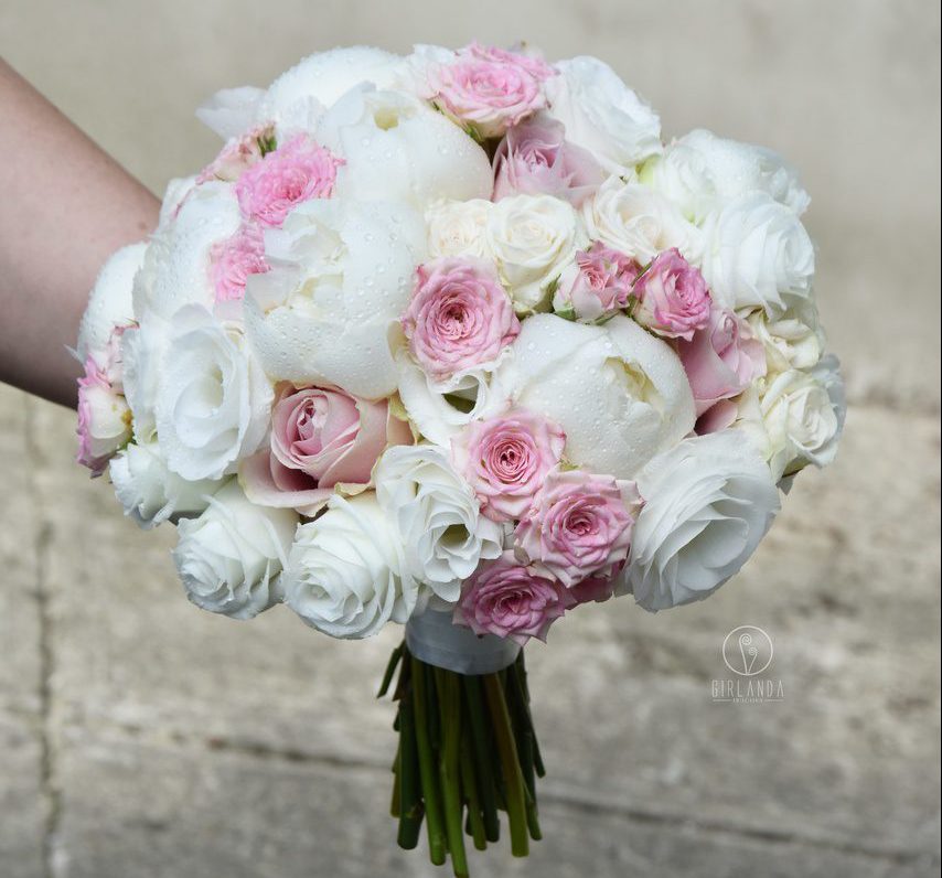 Bukiet ślubny z białą eustomą, różami, różami gałązkowymi i piwonią